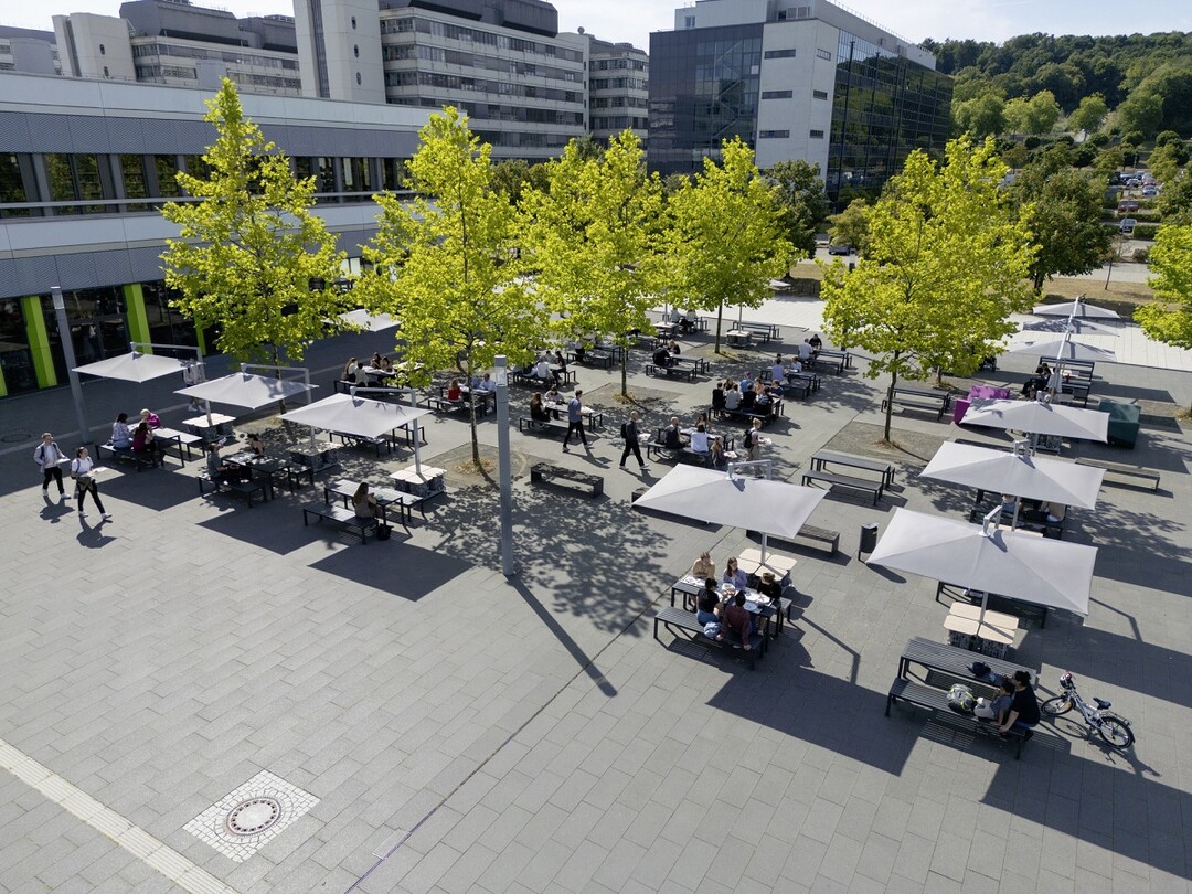 Die neuen Caravita Ampelschirme Amalfi spenden auf dem Mensavorplatz der Universit�t Bielefeld angenehmen Schatten und schaffen einladende Aufenthaltsbereiche im Freien.