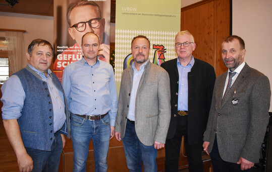 Die Geflügelhalter gehen mit ihrem Vorstand gemeinsam in die Zukunft (v. r.) 1. Vorsitzender Robert Schmack, 2. Vorsitzender Michael Häsch, Leonhard Moser, Markus Huber und Bernhard Schedl.