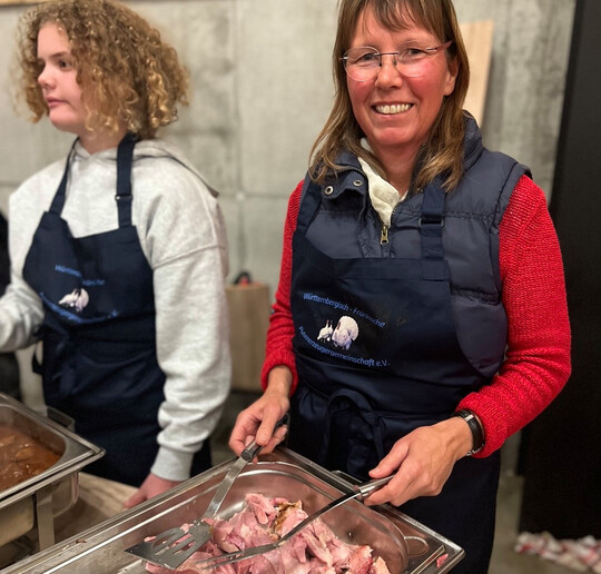 Gudrun Maurer von der PEG servierte den Gästen Kasseler von der Pute.