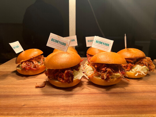 Diese Pulled-Turkey-Burger waren nur eine der vielfältigen Spezialitäten, die beim Thanksgiving in Gröningen serviert wurden.