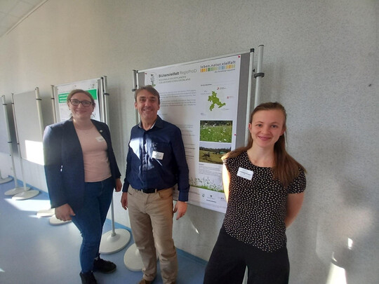 Das Projektteam stellt sich vor (v.l.): Dr. Sarah Harvolk-Schning, Dr. Martin Sommer und Annemarie Kramer wollen gemeinsam artenreiches Grnland wiederherstellen.