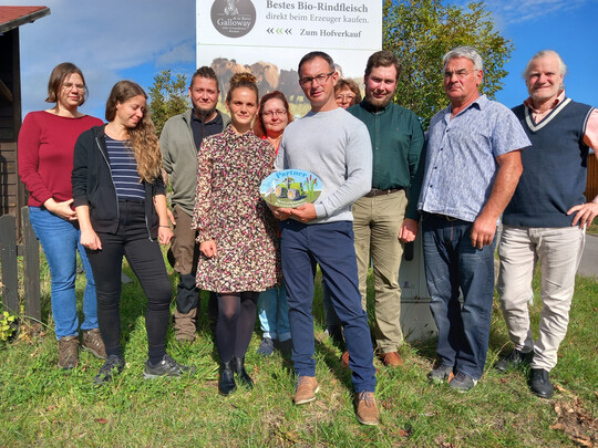 Das KoMoTec-Team der DVL-Koordinierungsstelle Brandenburg-Berlin und der Moor-Klimawirt Sebastian Petri (3. v.l.) berreichen Marc de la Barr (6. v.l.) die Plakette.