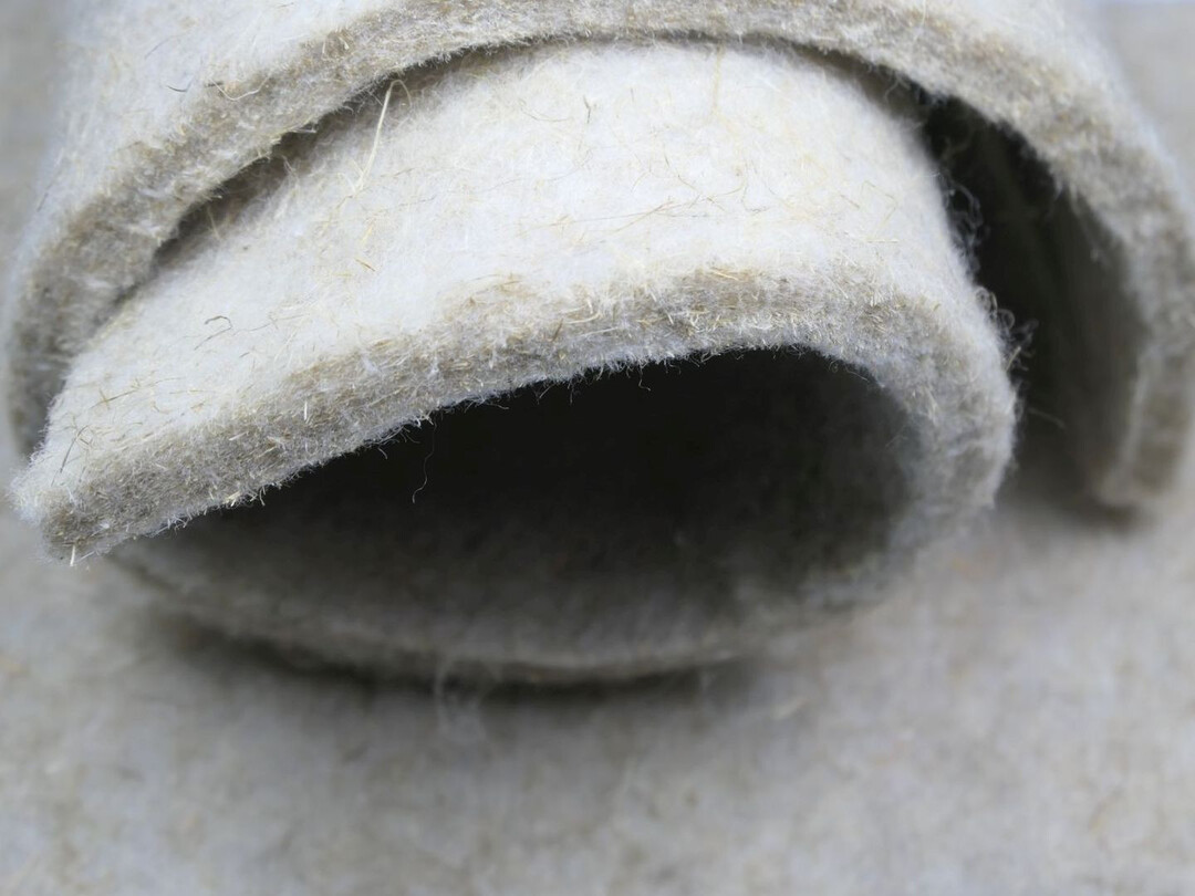 Das biologisch abbaubare Geotextil ist aus nachwachsenden Rohstoffen und dient als temporrer Filter fr die Ufersicherung.