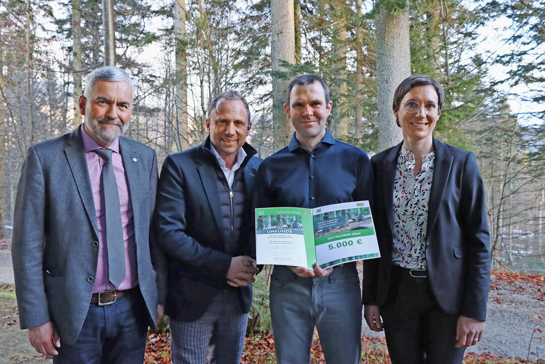 Dr. Roland Baier, Leiter des Nationalparks Berchtesgaden (v.l.), Staatsminister Thorsten Glauber und Ursula Schuster, Leiterin des Nationalparks Bayerischer Wald, gratulierten dem Preistrger Dr. Christian Hoermann von und zu Guttenberg.