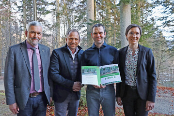 Dr. Roland Baier, Leiter des Nationalparks Berchtesgaden (v.l.), Staatsminister Thorsten Glauber und Ursula Schuster, Leiterin des Nationalparks Bayerischer Wald, gratulierten dem Preistrger Dr. Christian Hoermann von und zu Guttenberg.