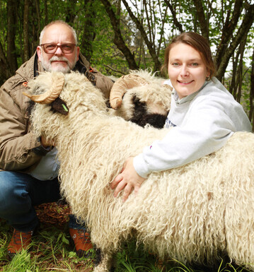 Jrg Edelmann und Tochter Verena mit einigen der vierbeinigen Mitarbeiter.