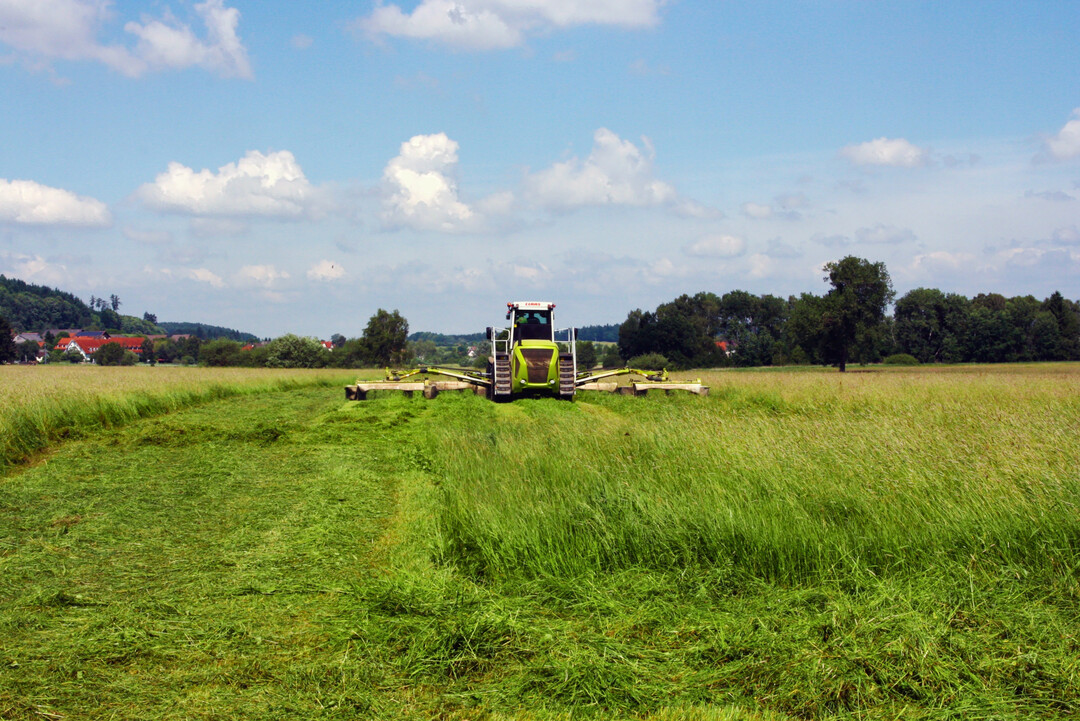 Auch in (Grnland-)Schutzgebieten wie in Natura-2000-Gebieten erfolgen Bewirtschaftung und Pflege mit modernster Technik effizient und kostengnstig. Im Bild ein Arbeitsgert mit vier Scheibenmhwerken und einer Arbeitsbreite von 14 m. Die Flchenleistung liegt bei 100150 ha/Tag. Ob mit derartigem Management ein gnstiger Erhaltungszustand erreicht werden kann, ist zu bezweifeln. Das Bild stammt aus einem Natura-2000-Wiesenvogelschutzgebiet in Oberschwaben/Baden-Wrttemberg. 