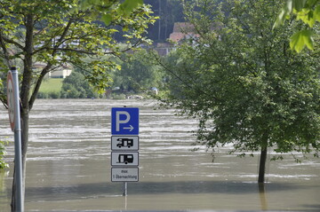 Die Klimaerwrmung sorgt nicht nur fr Hitzewellen, sondern auch fr Starkregenereignisse mit nachfolgenden berschwemmungen (hier an der Donau bei Vilshofen).