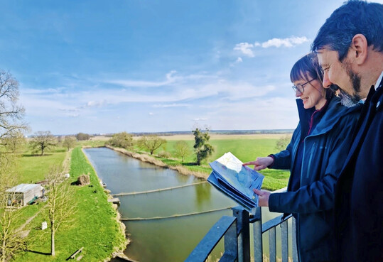 Blick von der Sternwarte Remplin auf das Projektgebiet mit Sophie Hirschelmann (Michael Succow Siftung und Greifswald Moor Centrum) und Volker Klima (BMEL, Referat 521  Klimaschutz, Klimaanpassung, Wasser)