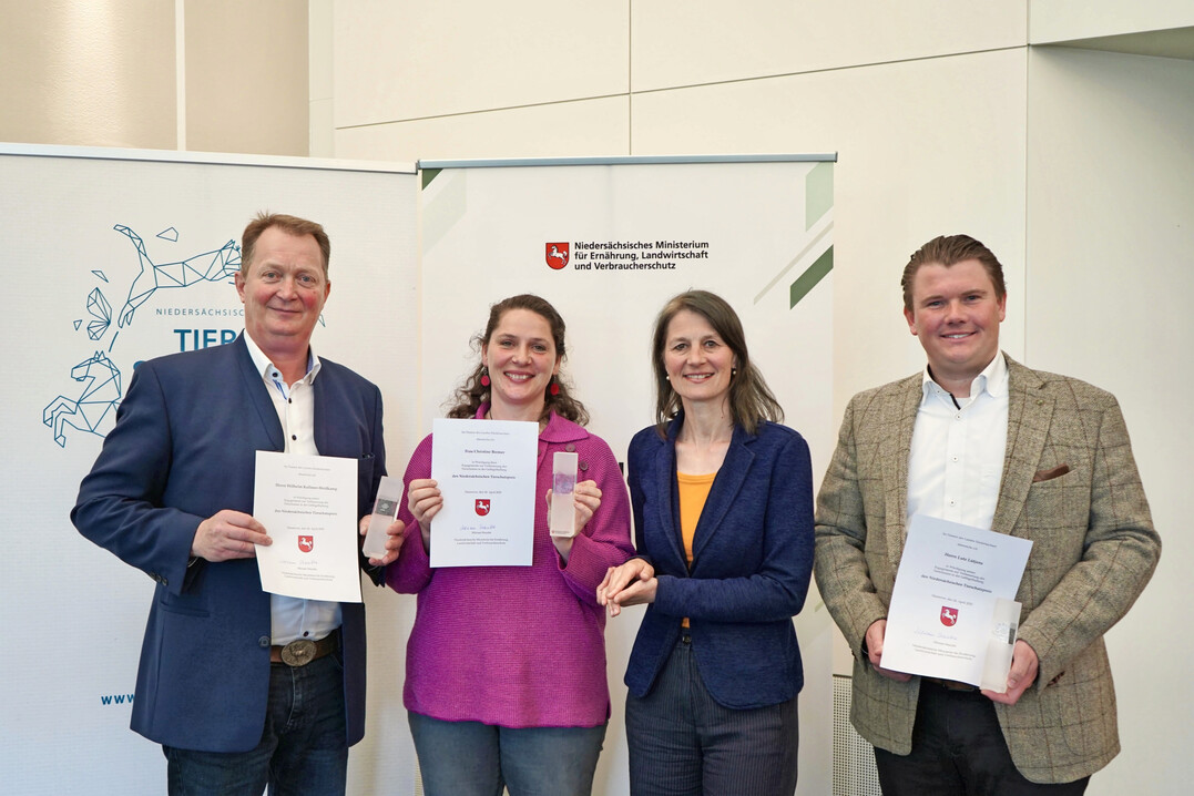 Landwirtschaftsministerin Miriam Staudte (2. v. r.) mit den Preisträgern des Tierschutzpreises 2024 (v. l.): Wilhelm Kollmer-Heidkamp (2. Platz), Christine Bremer (1. Platz), Lutz Lütjens (2. Platz).