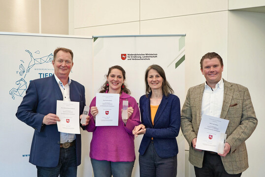 Landwirtschaftsministerin Miriam Staudte (2. v. r.) mit den Preisträgern des Tierschutzpreises 2024 (v. l.): Wilhelm Kollmer-Heidkamp (2. Platz), Christine Bremer (1. Platz), Lutz Lütjens (2. Platz).