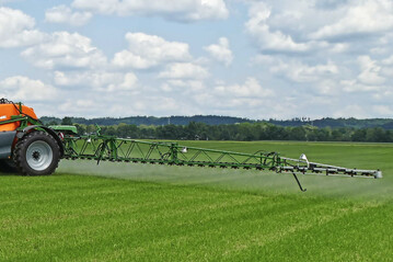 Landwirtschaftliches Fahrzeug mit Feldspritze