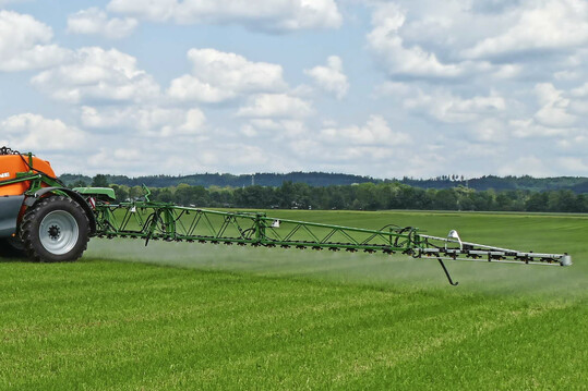 Landwirtschaftliches Fahrzeug mit Feldspritze