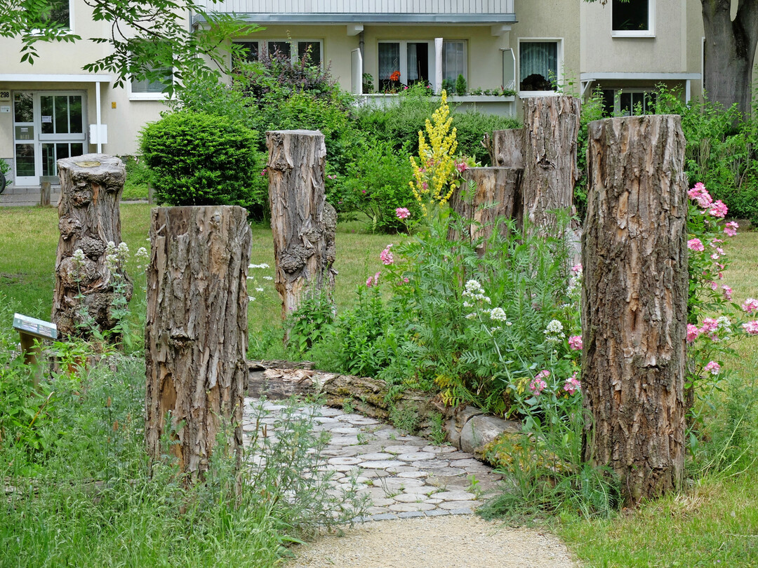 Artenvielfalt auf kleinstem Raum? Mit Totholz und blühenden Pflanzen entstand hier ein kleines Wildbienenparadies.