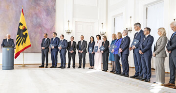 bergabe der Ernennungsurkunden fr das Kabinett im Schloss Bellevue