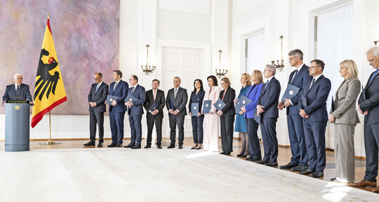 bergabe der Ernennungsurkunden fr das Kabinett im Schloss Bellevue