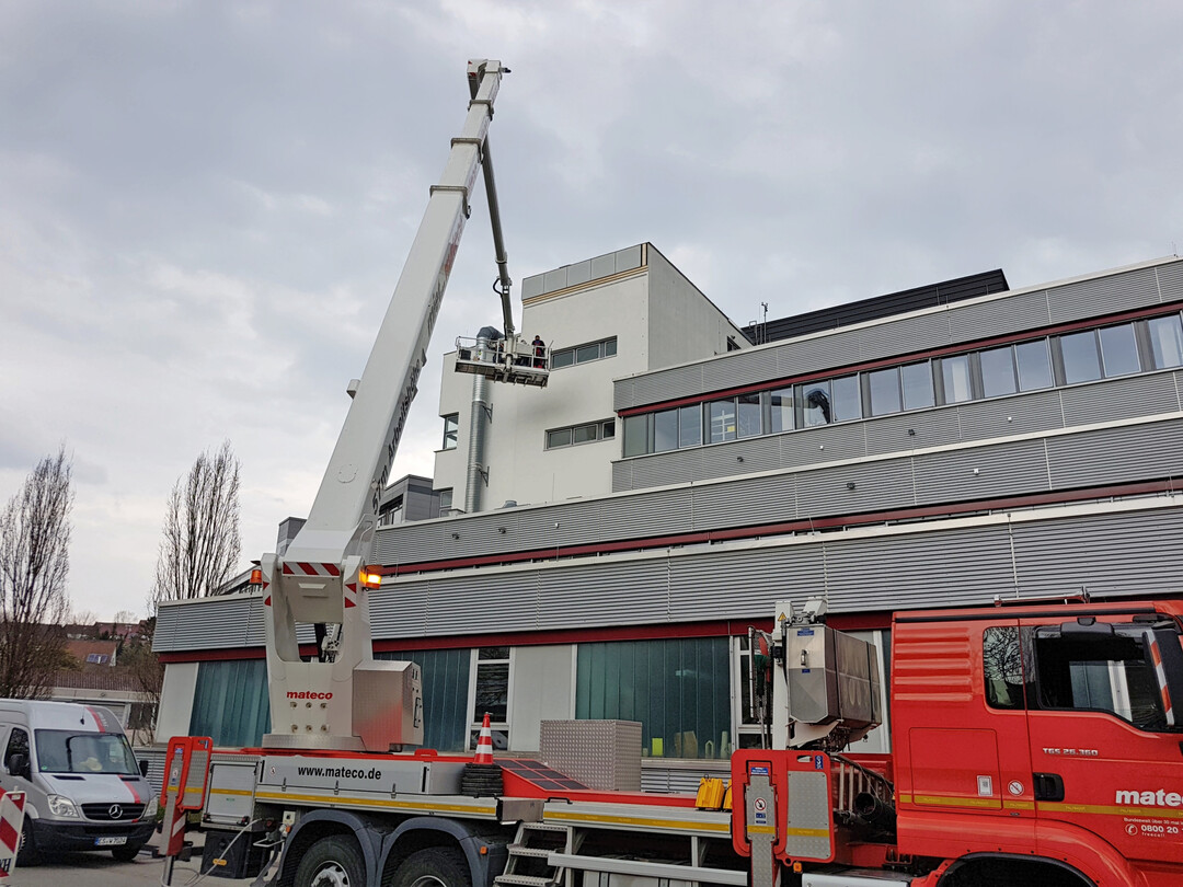 Anlieferung der Einzelmodule der Quartiere an einem Teil der Fassaden