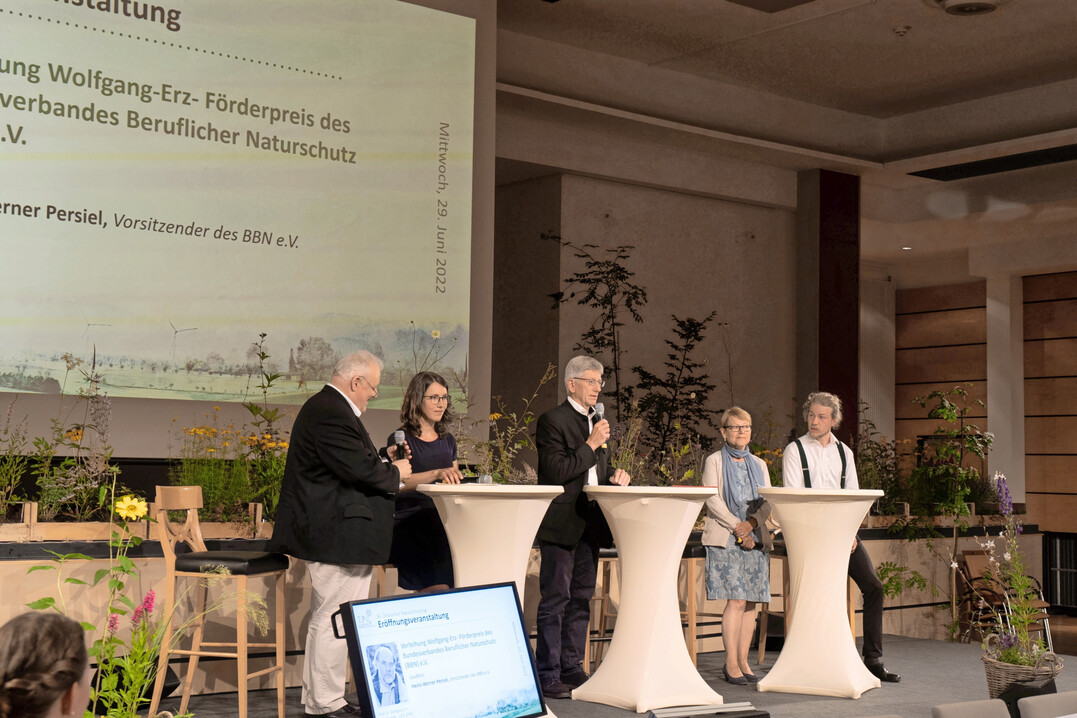 Verleihung des Wolfgang-Erz-Frderpreises im Rahmen des 36. Deutschen Naturschutztages in Hannover durch den BBN-Vorstand (v.l.n.r.: 1. A. Herberg, Mitte H.-W. Persiel, 4. A. Wurzel). Mit dem Preis ausgezeichnet wurden Dr. Marion Lang (2. v. l.) und M.Sc. Jrg Fabian Knufinke (5. v. l.).