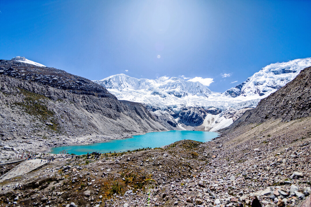 Der Gletschersee Palcacocha umgeben vom Pucaranra- und Palcaraju-Gletscher