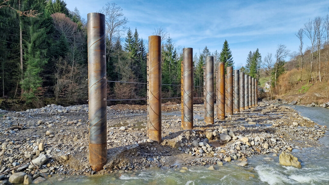Die Holzrechen bestehen aus groen Stahlrohren, gefllt mit Beton.