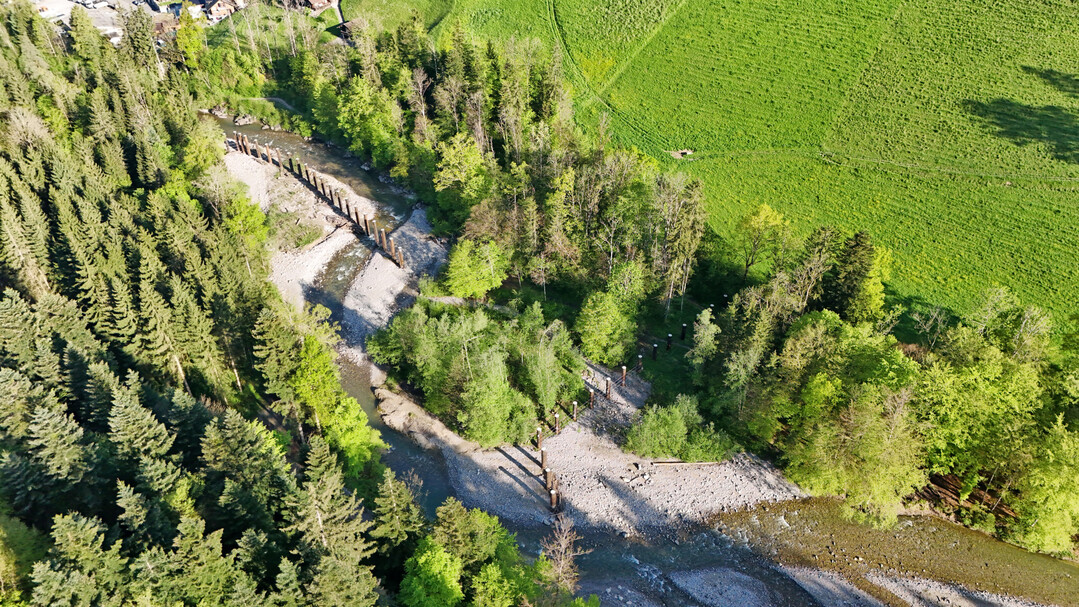 Luftbild auf die fertiggestellten Holzrechen im Zulgboden