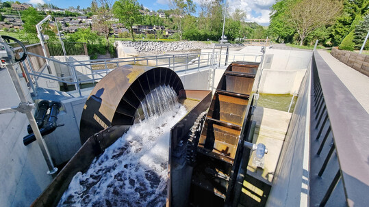 Mithilfe eines wasserkraftbetriebenen Schöpfrades wird der Mühlebach gespeist.