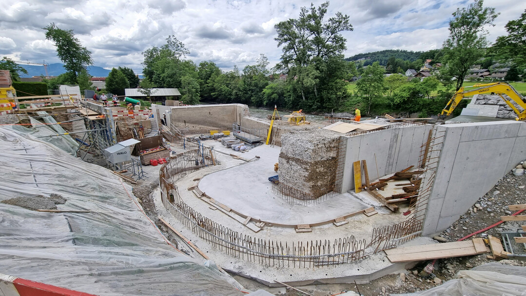Bau der neuen Mllerschwelle aus stahlarmiertem Beton