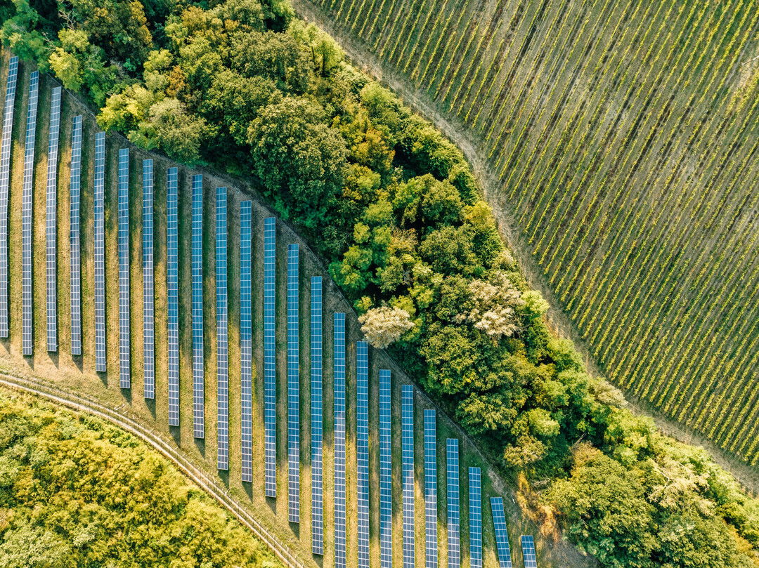 Luftaufnahme einer Photovoltaikanlage in der Landschaft