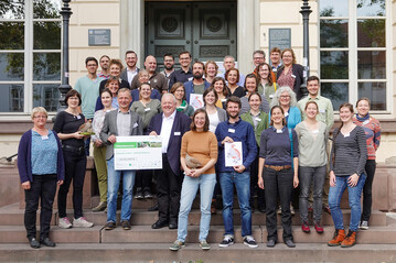 Die Projektpartner des Projektes Rebhuhn retten  Vielfalt frdern! freuen sich ber die bergabe des Frderbescheids durch Dr. Alfred Herberg, Bundesamt fr Naturschutz.