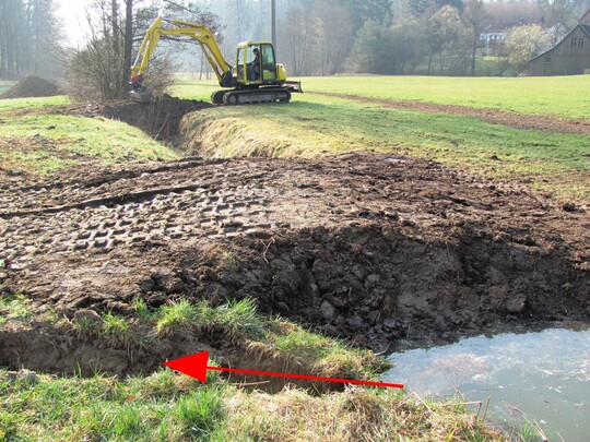 Abb 17:Dammschttung mit Ausleitung aus dem alten Bach vor dem Damm (Glasbach Rosenberg)