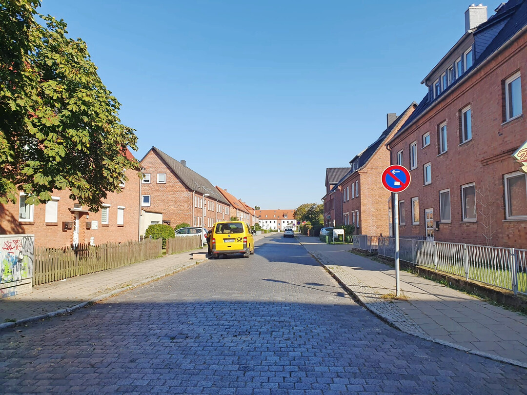 Blick in die Straustrae in nrdlicher Richtung, weitgehend ohne Vegetation, aber mit Schattenwurf