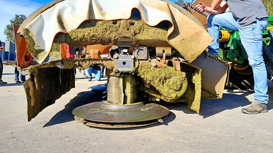 Abb. 2: Die Schnitth�he moderner M�hger�te (hier ein Trommelm�hwerk) l�sst sich bereits �ber die Hydraulik des Ger�tetr�gers einstellen. Aufwendiger ist die Anpassung durch den Einsatz anderer Auflagen (Kufen, Gleitteller).