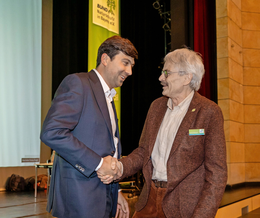 Richard Mergner (im Bild rechts) gratuliert Martin Geilhufe zur Wahl.