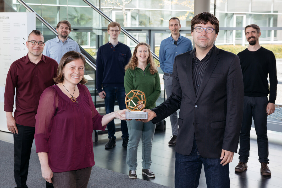 Das Team der Flora Incognita. Im Vordergrund Dr. Jana Wäldchen und Prof. Patrick Mäder.
