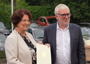 Umweltstaatssekretr Jochen Flasbarth fhrt Sabine Riewenherm als neue BfN-Prsidentin ins Amt eine und verabschiedet Prof. Dr. Beate Jessel nach 14-jhriger Amtszeit.
