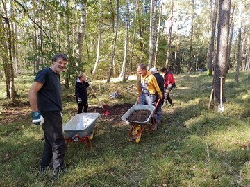 Aktiver Beitrag zur Moorrenaturierung  Urlaubsgste im Mritz-Nationalpark verschlieen einen Entwsserungsgraben.