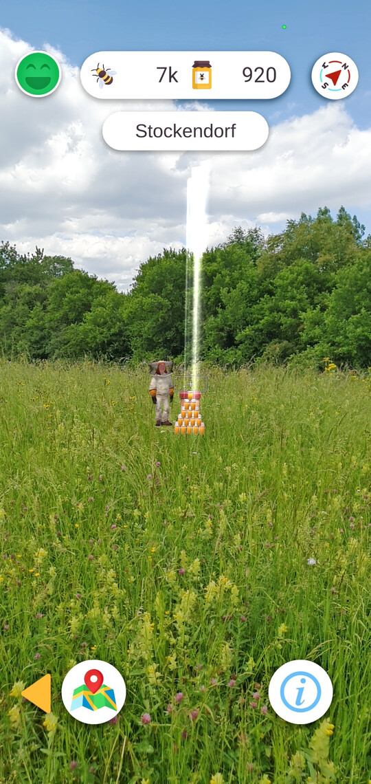 Regelmäßig kann der Honig geerntet werden. Wer noch zwei Quizfragen richtig beantwortet, bekommt eine Extraportion.