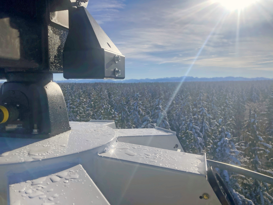 Langzeitmonitoring �ber den Baumkronen in 40m H�he: Das Stereokamerasystem IdentiFlight V4 erm�glicht die Erfassung der Vogelflugaktivit�t �ber lange Zeitr�ume und unter f�r den Menschen herausfordernden Bedingungen. Dabei werden die einzelnen Arten mit Hilfe von KI in Echtzeit identifiziert.