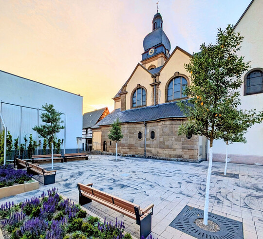 Die Kirche St. Peter in Koblenz-Neuendorf mit neugestaltetem Vorplatz