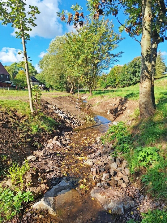 Nachher: Der Bachabschnitt nach Ende der Erdarbeiten. Zu erkennen ist der leicht geschwungene Verlauf mit einer punktuellen Sohlsicherung.