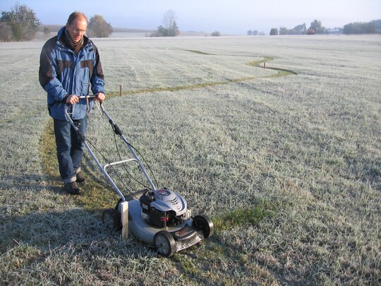 Abb. 21:Trassenmarkierung mit Pflcken und Rasenmher