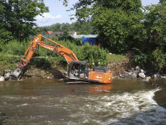 Das Fhrerhaus des Baggers befindet sich nur knapp oberhalb der Wasserkante.