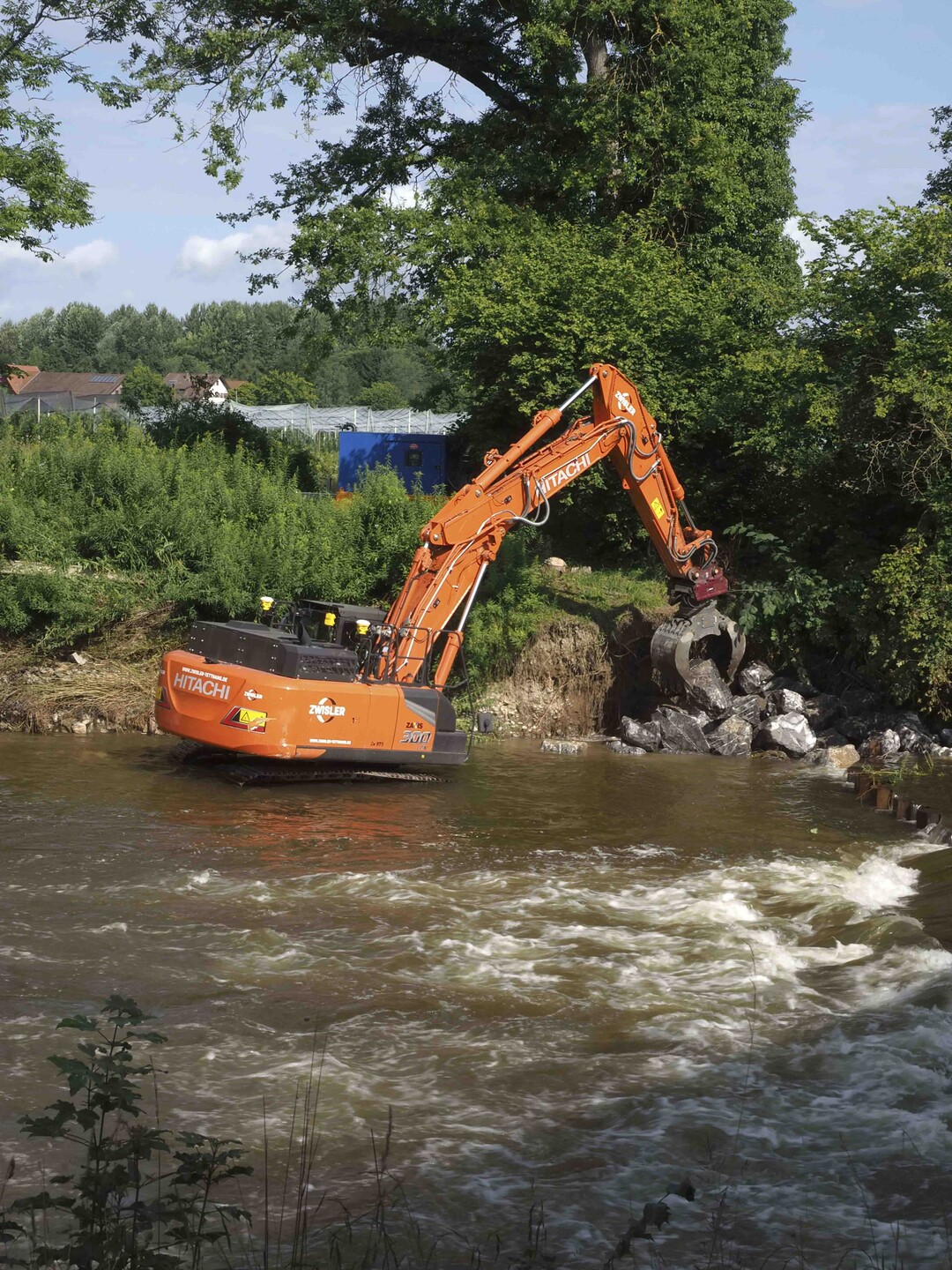Mit speziellen Anbaugerten platziert der Baggerfhrer die Steine.