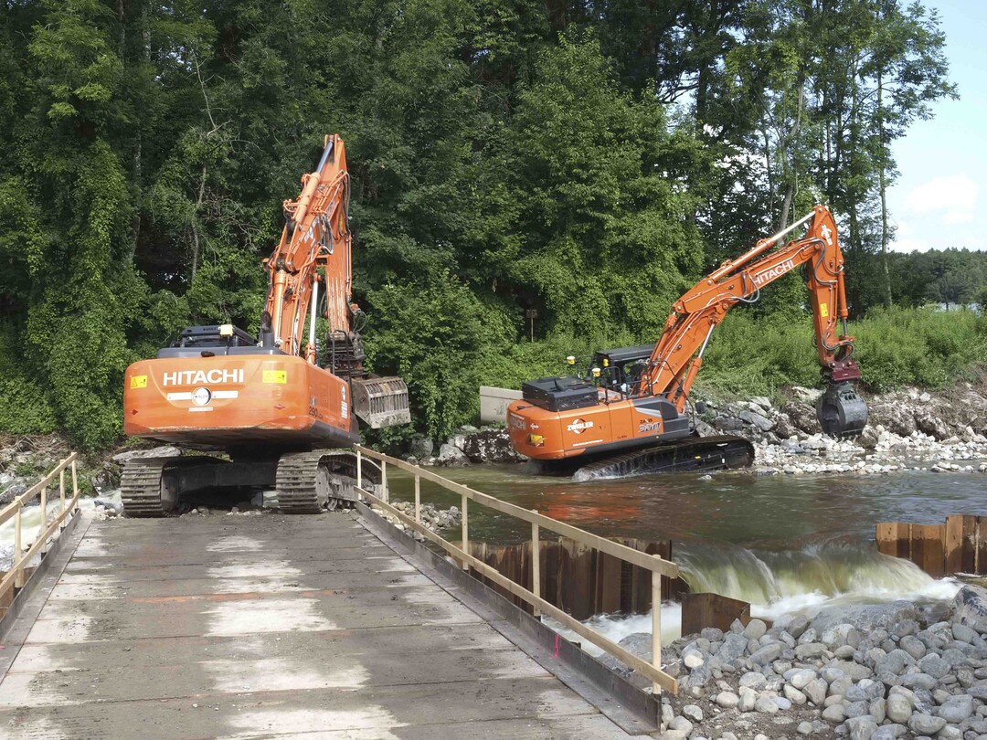 Spundwnde leiten das Wasser whrend der Sanierungsarbeiten.