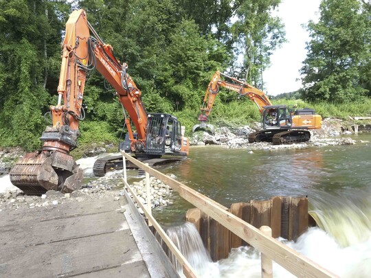 Spundwnde leiten das Wasser whrend der Sanierungsarbeiten.