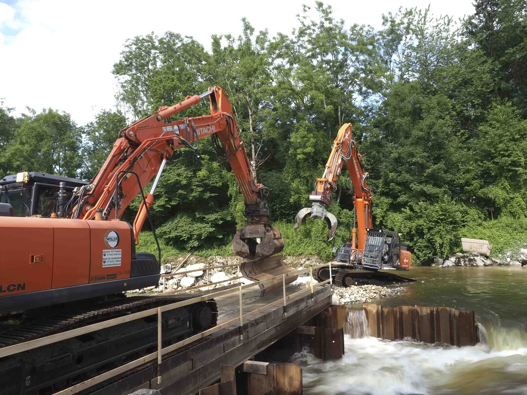 Die Zusammenarbeit der Bagger erfordert Feingefhl.