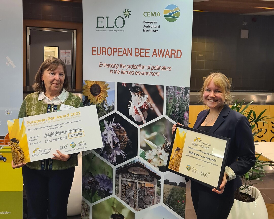 Kornelia Marzini (links) und Dr. Elena Krimmer von der LWG haben den diesjährigen European Bee Award vom Verband der europäischen Landbesitzer (European Landowners" Organisation, kurz ELO) entgegengenommen.