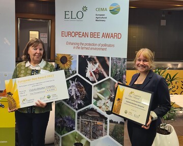 Kornelia Marzini (links) und Dr. Elena Krimmer von der LWG haben den diesjhrigen European Bee Award vom Verband der europischen Landbesitzer (European Landowners" Organisation, kurz ELO) entgegengenommen.