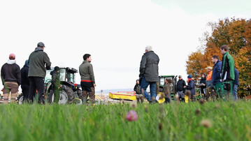 Die Teilnehmenden des Lehrgangs zum/zur Gepr�ften Natur- und Landschaftspfleger/in machen sich mit den verschiedenen M�htechniken vertraut.