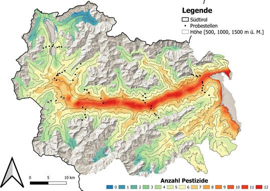Auf Basis der Funde an 53 Standorten (schwarze Punkte) wurde die Verteilung der Anzahl von Pestiziden in der Umwelt modelliert.
